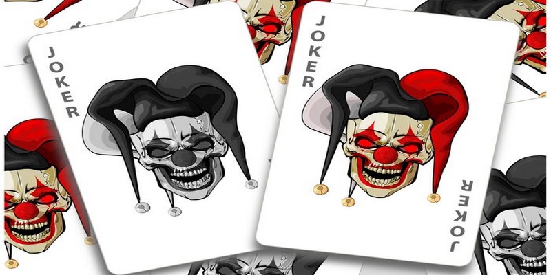 Lá bài joker trong bộ bài 52 lá tượng trưng cho một quyền lực tối tối cao